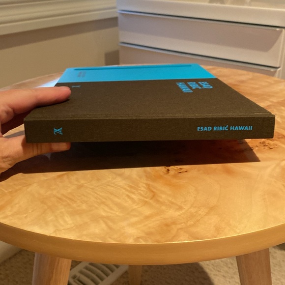 LOUIS VUITTON HAWAII COFFEE TABLE BOOK - Picture 2 of 4